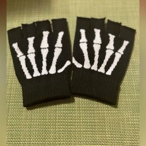 Black fingerless gloves PLEASE LOOK AT PICTURES carefully before purchasing.